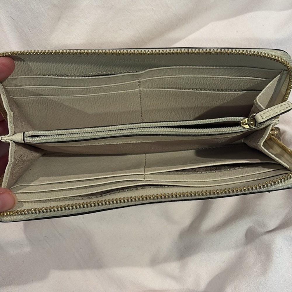 Micheal Kors wallet - Picture 2 of 2